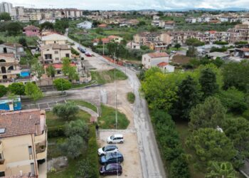 Centinaia di residenti, ma strada a una corsia: ampliamento atteso da vent’anni