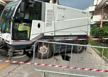 Voragine in strada al passaggio della spazzatrice, chiusa via Madonna dell’Asilo