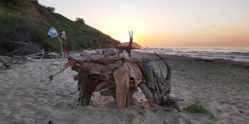 Rami e detriti portati a riva dalle onde “prendono vita” a Punta Penna grazie a bagnanti-artisti