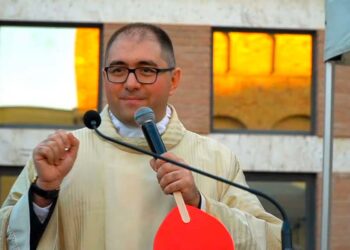 Piazza gremita a San Salvo per i dieci anni di vita presbiterale di don Andrea Manzone