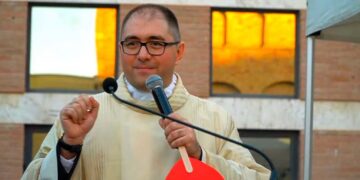 Piazza gremita a San Salvo per i dieci anni di vita presbiterale di don Andrea Manzone