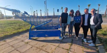 A San Salvo Marina fa capolino una balena mangiaplastica