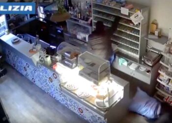 Facevano esplodere bancomat con l’uso di “marmotte”: arrestate 8 persone