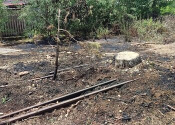Scoppia un incendio nel parcheggio dell’ex stazione, pompieri lo spengono sul nascere