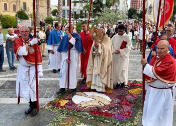 L’Infiorata e la processione: i riti del Corpus Domini tra la folla dei fedeli