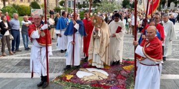 L’Infiorata e la processione: i riti del Corpus Domini tra la folla dei fedeli