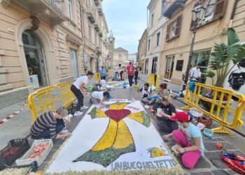 Corso de Parma come un lungo tappeto colorato: è l’Infiorata del Corpus Domini