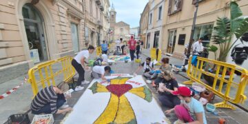 Corso de Parma come un lungo tappeto colorato: è l’Infiorata del Corpus Domini