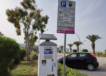 Strisce blu, riattivati i parcometri: 50 centesimi per la prima ora, un euro per le successive