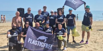 Giornata dell’ambiente e degli oceani: a Vasto Marina, con Plastic Free, pulita la pista ciclabile