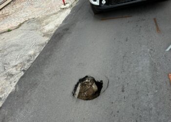 Altro cedimento in via Madonna dell’Asilo: rotto vecchio tubo della fogna. «Domani la riparazione»