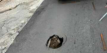 Altro cedimento in via Madonna dell’Asilo: rotto vecchio tubo della fogna. «Domani la riparazione»