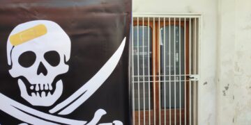 Bandiere pirata contro la chiusura della Medicina turistica. Menna: «La riaprirò coi medici in pensione»