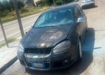 Auto a fuoco a San Salvo, i pompieri limitano i danni