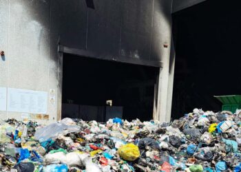 Rogo notturno all’interno della Ecolan: a fuoco carta e imballaggi, danni ingenti