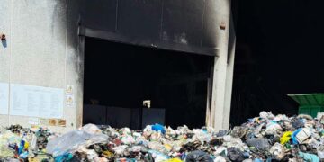 Rogo notturno all’interno della Ecolan: a fuoco carta e imballaggi, danni ingenti