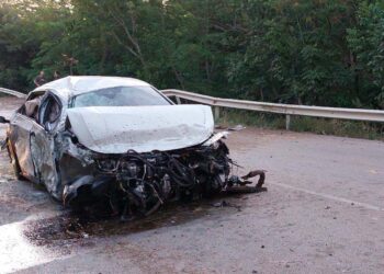 Violento scontro tra due auto in via Trignina all’alba, illesi i conducenti
