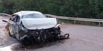 Violento scontro tra due auto in via Trignina all’alba, illesi i conducenti
