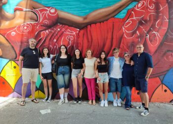 Il murale delle studentesse dell’artistico riempie di colori l’ingresso di lungomare Cordella