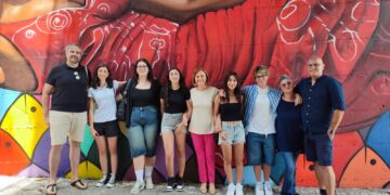 Il murale delle studentesse dell’artistico riempie di colori l’ingresso di lungomare Cordella