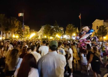 Musica e spettacoli fino alle 4: la città antica si riempie per la Notte in centro