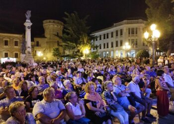 Musica e spettacoli fino alle 4: la città antica si riempie per la Notte in centro
