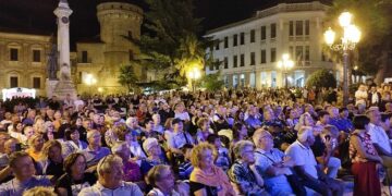 Musica e spettacoli fino alle 4: la città antica si riempie per la Notte in centro
