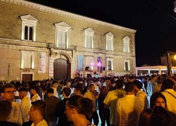 Musica e spettacoli fino alle 4: la città antica si riempie per la Notte in centro