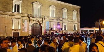 Musica e spettacoli fino alle 4: la città antica si riempie per la Notte in centro