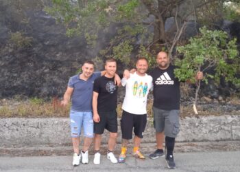 Scoppia l’incendio sul Monte Sorbo, quattro ragazzi sfidano le fiamme e ne fermano l’avanzata