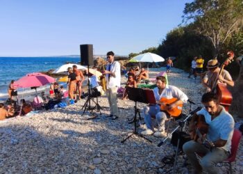 Road to Punta Aderci tra musica e degustazione di vini sulla spiaggia di Casarza
