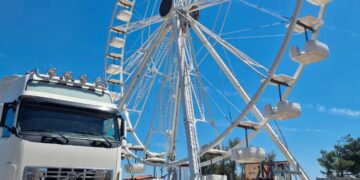 Installata la ruota panoramica sul lungomare di San Salvo, mercoledì l’inaugurazione