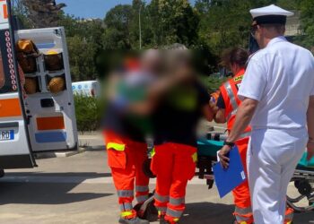 Cade dagli scogli di Vasto Marina, 79enne soccorso e ricoverato in ospedale