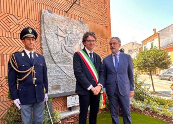 Scoperta sulla facciata del municipio di Vasto la stele dedicata alla polizia stradale