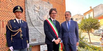 Scoperta sulla facciata del municipio di Vasto la stele dedicata alla polizia stradale
