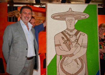 Lo stemma della Regione all’uncinetto della Pro Loco San Salvo consegnato a Marsilio