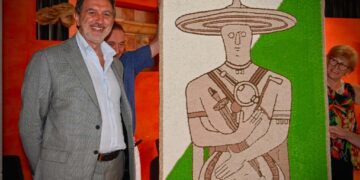 Lo stemma della Regione all’uncinetto della Pro Loco San Salvo consegnato a Marsilio