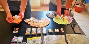 Droga nel freezer e nel passeggino del figlio: arrestato pusher 41enne