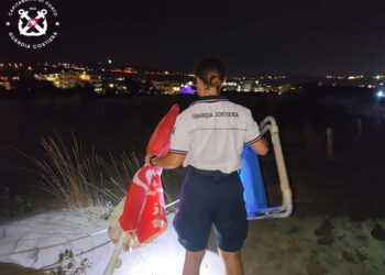 Blitz contro l’occupazione abusiva della spiaggia libera: sequestrati 170 pezzi tra ombrelloni e sdraio