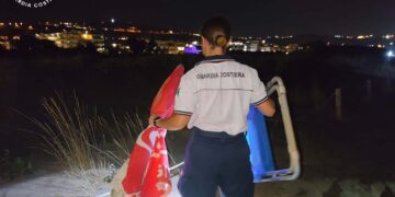 Blitz contro l’occupazione abusiva della spiaggia libera: sequestrati 170 pezzi tra ombrelloni e sdraio