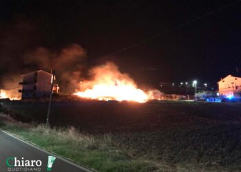 Rogo notturno a Montalfano, fiamme vicino a un’abitazione, distrutta un’automobile