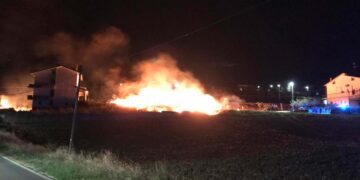 Rogo notturno a Montalfano, fiamme vicino a un’abitazione, distrutta un’automobile