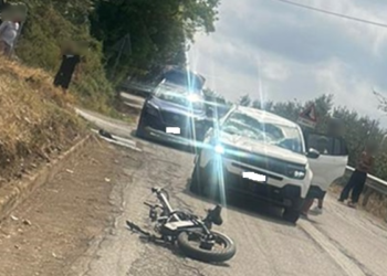 Incidente auto-bici elettrica, un ferito in ospedale