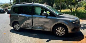 Scontro tra due auto in via Istonia, due i feriti