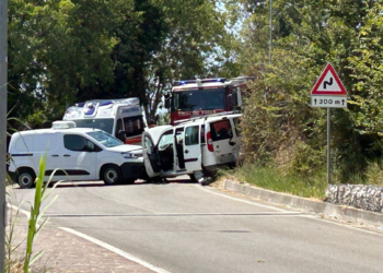 Scontro tra furgoncini in via Trave, tre feriti trasferiti in ospedale