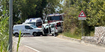 Scontro tra furgoncini in via Trave, tre feriti trasferiti in ospedale