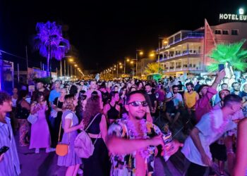 Vasto Marina si tinge di rosa: musica fino all’alba, migliaia di persone sulla riviera