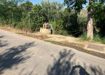 «Sulla strada di Montevecchio acqua si disperde da un mese e nessuno interviene»