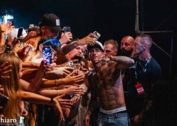 Tony Effe esalta la spiaggia di Petacciato, successo per la seconda serata del Sabbie Mobili Festival