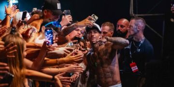 Tony Effe esalta la spiaggia di Petacciato, successo per la seconda serata del Sabbie Mobili Festival